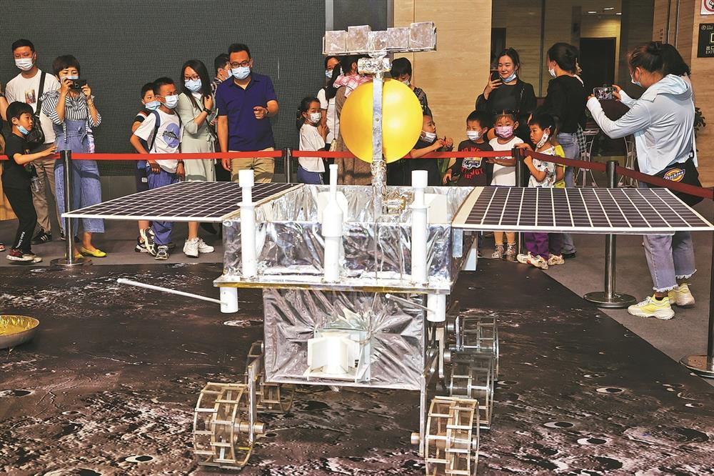 Čínské děti si prohlíží model roveru pro Chang’e 7 (Zdroj: Xinhua)
