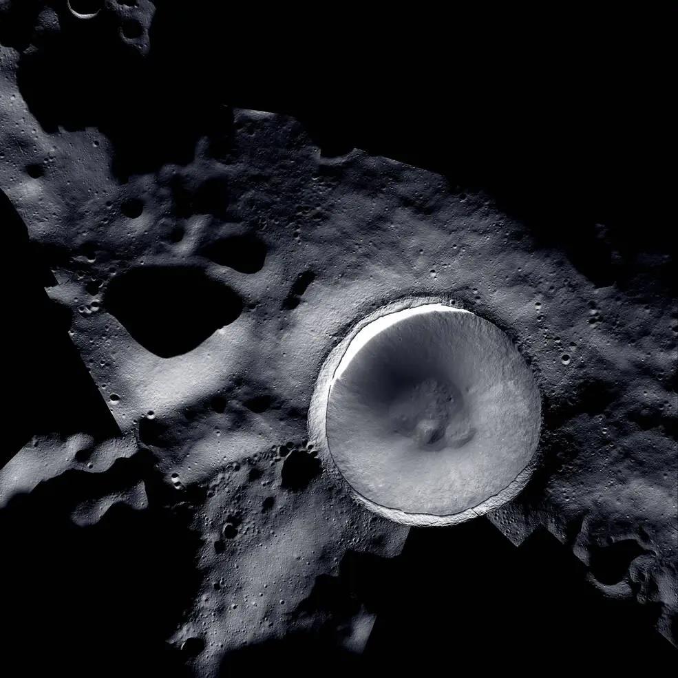 Kráter Shackleton, cíl Číny i USA (Zdroj: NASA)