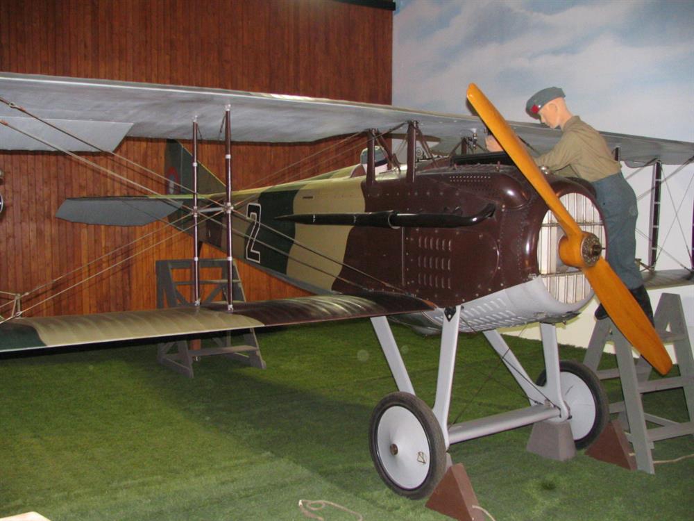 stíhací letoun Velké války, SPAD VII, který byl Rollandu Garrosovi osudný