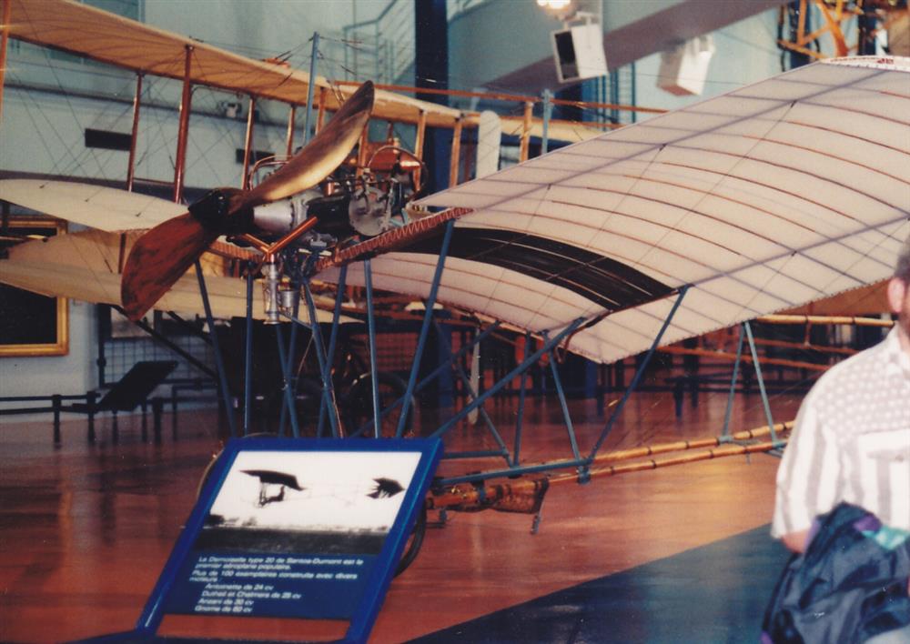 originální letoun Santos Dumont Demoiselle z r.1908 v leteckém muzeu v Paříži v Le Bourget