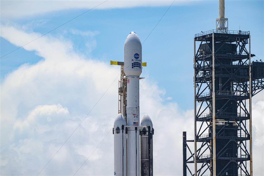 Falcon Heavy před startem s Roman Space Teleskopem. Je to třináctý let rakety nejvýkonnější rakety ve flotile SpaceX (Zdroj: Michael Cain/Spaceflight Now). 