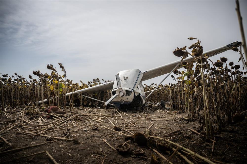 Ukradená Cessna 172 po přistání v poli (Zdroj: Maďarská policie)