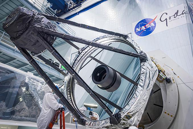 Zrcadlo kosmického dalekohledu Romanové, postavené původně pro utajovaný špionážní satelit, bylo darováno NASA National Reconnaissance Office poté, co byl původní program zrušen. Je stejně velký jako zrcadlo v srdci Hubbleova vesmírného dalekohledu, ale byl obroušen podle jiného předpisu, což nové observatoři dává stejně ostré, ale mnohem širší zorné pole (Zdroj: NASA)