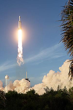 Raketa SpaceX Falcon Heavy startuje s vesmírným teleskopem NASA Nancy Grace Roman na palubě komplexu 39A v neděli 30. srpna 2026 v Kennedyho vesmírném středisku na Floridě (Zdroj: NASA/Joel Kowsky)