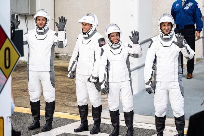Posádka 13 se loučí před odletem (zdroj: SpaceX)