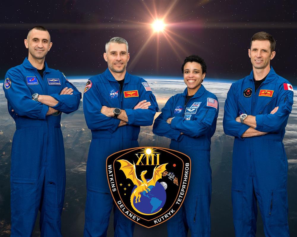 Čtyři členové mise SpaceX Crew-13 NASA na Mezinárodní kosmickou stanici vystavují svůj znak s odkazem na Apollo 13. Zleva: Sergej Teteryatnikov, Roskosmos, Luk Delany, Jessica Watkins (NASA)  a specialista mise Joshua Kutryk z Kanady (Zdroj: NASA/Morgan Gridley)