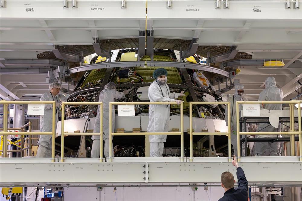 Orion pro Artemis III v integrační buňce FAST, 31. července 2026 (Zdroj: NASA)