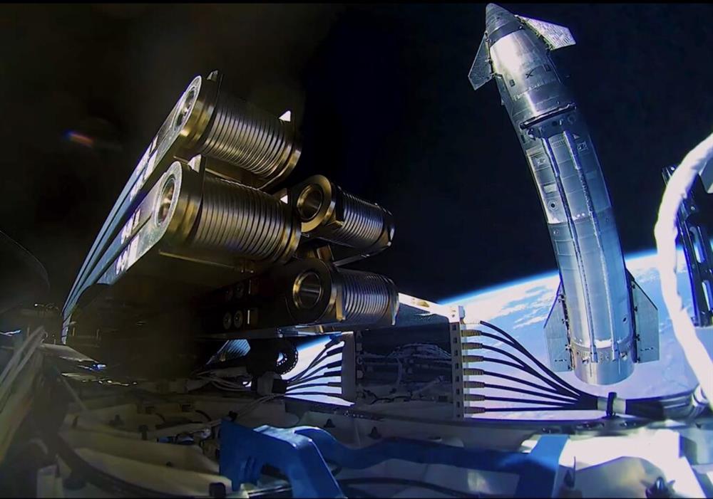 Povedlo se! Starship vykládá Starlinky V3 (Zdroj: SpaceX)