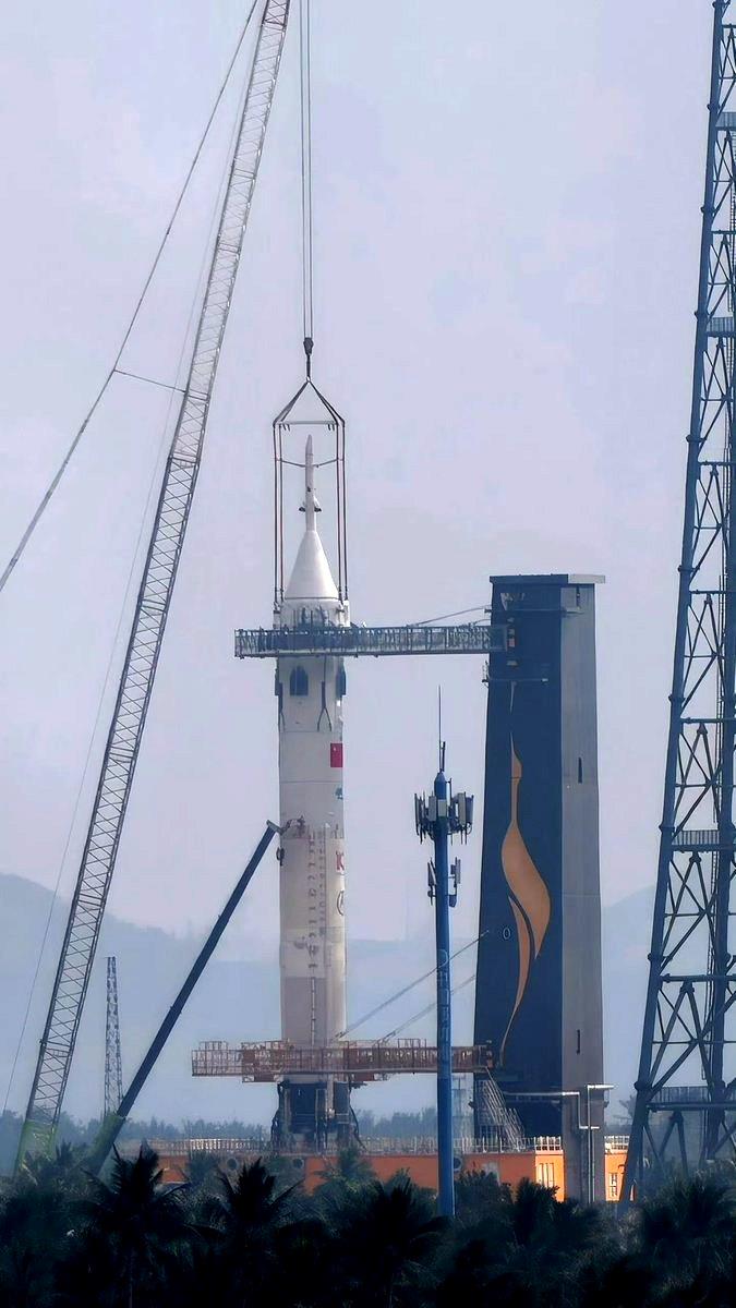Čínský nosič CZ-10A s kabinou Mengčou před testem přerušení letu (Zdroj: CNSA)