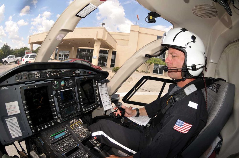 Následkem rostoucích vrtulníkových trhů v Číně a Indii se aerolinie v Severní Americe budou přetahovat o perspektivní piloty