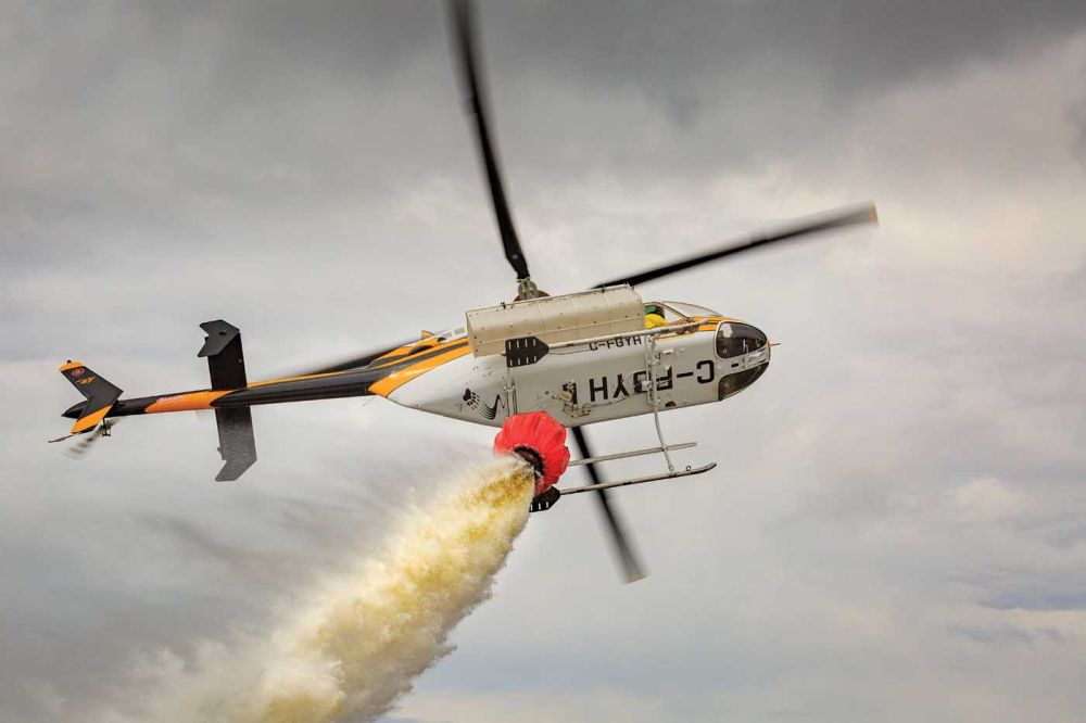 Podle Freda Jonese z kanadské asociace Helicopter Association of Canada se nedostatek zkušených pilotů projevil během sezóny lesních požárů v Kanadě