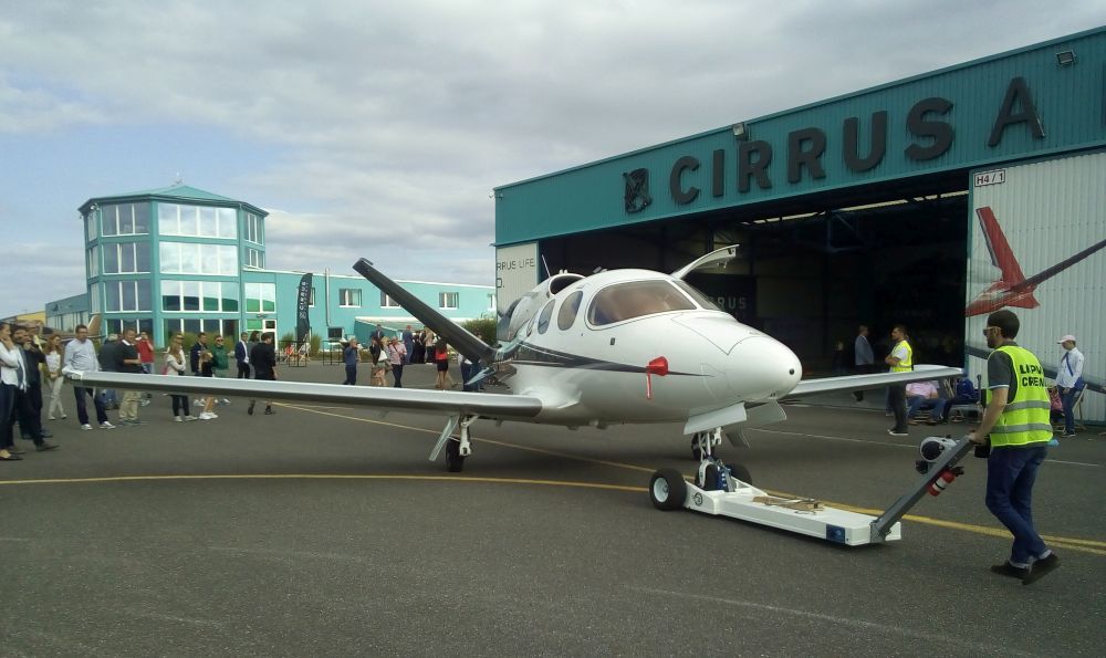 Cirrus Vision Jet G2 přiletěl na slavnostní představení do Příbrami