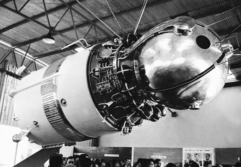 Kosmická loď Vostok – v kulovité kabině startoval a přistával kosmonaut (pravda, posléze se z ní katapultoval)