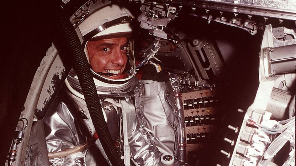 Al Shepard, první Američan ve vesmíru (na 15 minut) ve své kabině Mercury (NASA)