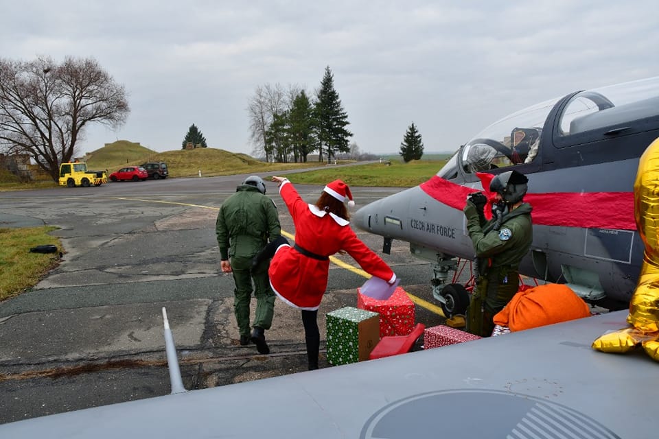 Foto: facebook.com @ 212. taktická letka generála Peřiny „Já Ti dám vánoční stromeček! Ten si běž dělat jinam! A chraň Tě ruka pánbůh lítat nad Brno!“