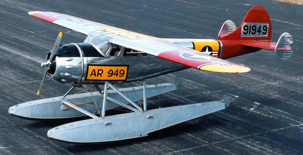 Cessna LC126 na plovácích. Patrné jsou přídavné směrovky, které byly instalovány kvůli lepší boční stabilitě. Tento konkrétní kus sloužil u polární pátrací služby USAF na Aljašce a nyní je součástí sbírek Muzea USAF v Daytonu v Ohiu