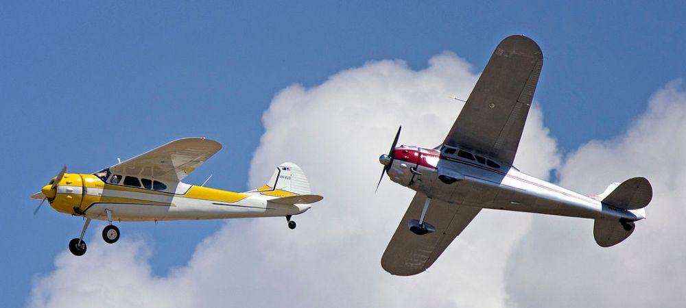 Na tomto snímku z australské Temory v Novém Jižním Walesu jsou velmi pěkně vidět typické siluety řady 190/195. (VH-VLD je Cessna 195B z roku 1953, VH-AAL pak Cessna 190 z roku 1948)