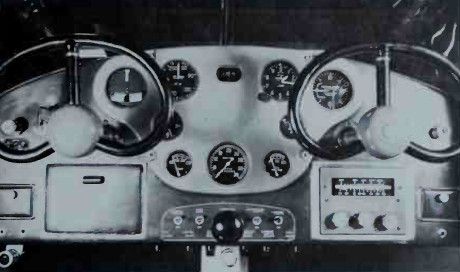 Přístrojový panel prvního prototypu včetně „volantů“ v původní poloze