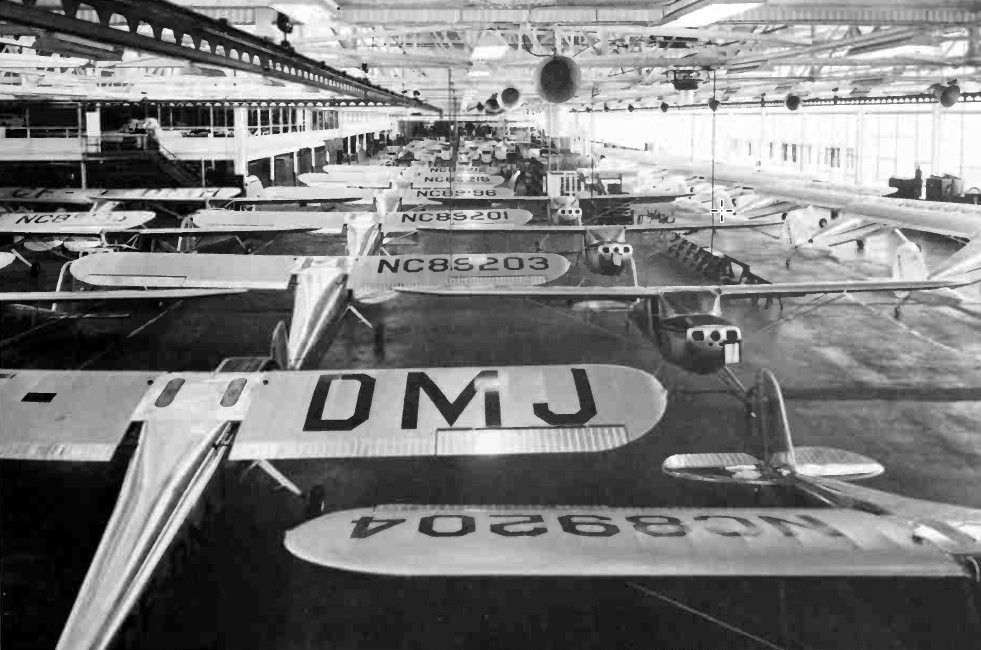 Moře hliníku a impregnované textilie zaplnilo výrobní prostory, když prodejci a zákazníci čekali ve frontě na svou C120 nebo C140. Továrna vyráběla v září 1946 30 strojů denně
