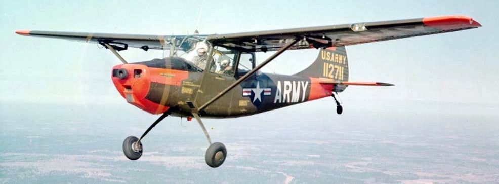 Cessna 305A, v armádě označovaná jako O-1 (později L-19). Dobře patrná jsou vykloněná boční okénka i průhledné stropní panely