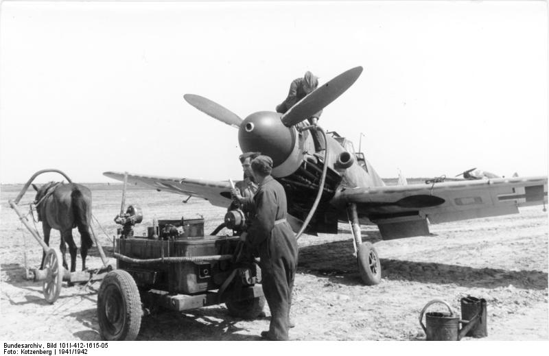 Plnění paliva do Messerschmittu Bf 109 v Rusku / Foto Bundesarchiv, Bild 101I-412-1615-05 / Kotzenberg