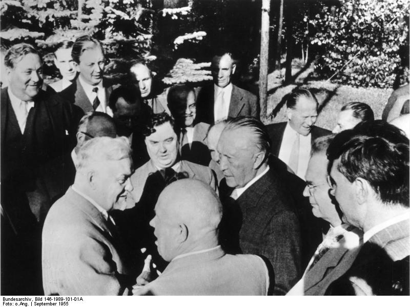 Nikita Chruščov (zády uprostřed), Konrad Adenauer (po pravé ruce Chruščova) a další představitelé jednající v Moskvě o propuštění německých válečných zajatců / Foto Bundesarchiv, Bild 146-1989-101-01A