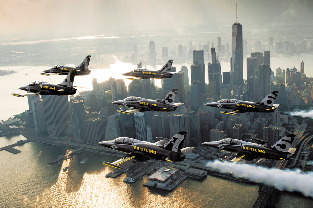 Breitling Jet Team nad New Yorkem během svého „turné“ ve spojených státech. Zakladatel skupiny, Jacques Bothelin, se zúčastní jako jeden ze speakerů Flying 4 Students.