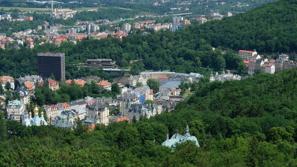 Karlovy Vary rozprostírající se mezi lesy znatelně níže než nedaleké letiště