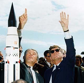 Wernher von Braun a John Fitzgerald Kennedy: Až tam poletíme…