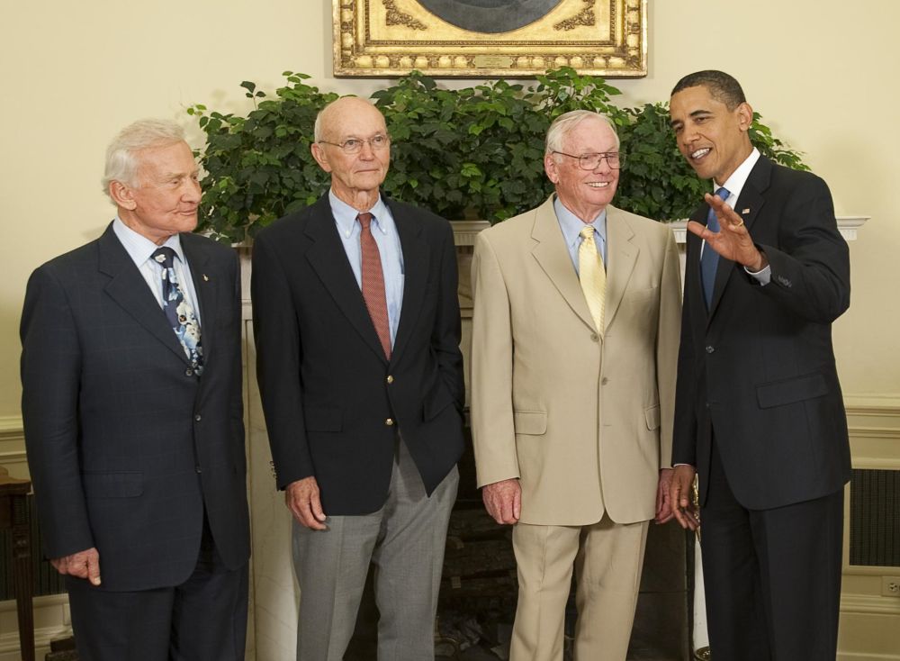 Posádka Apolla 11 (zleva) Buzz Aldrin, Michael Collins a Neil Armstrong s prezidentem Obamou ve dnech 40. výroční přistání na Měsíci