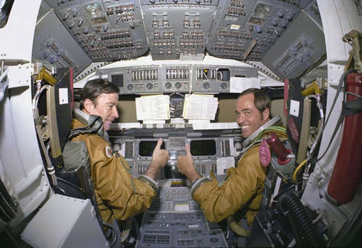 John Young v kabině raketoplánu Columbia