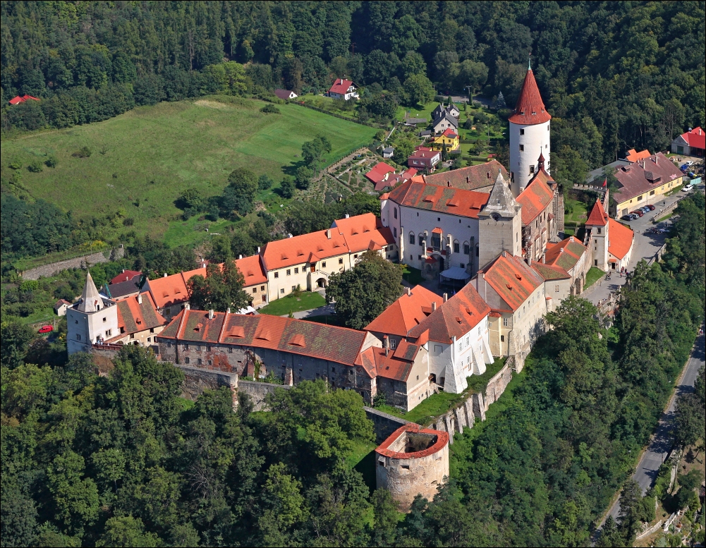 Také na střed komponovaný Křivoklát určitě újmu neutrpěl. Hrady i jiné stavební objekty mají většinou velkou výhodu ve svém tvaru a půdorysu, který nám pomáhá vytvořit prostorovou fotografii a nejen „fotoplacku“. I když konkrétně Křivoklát je tak trochu fotografickou noční můrou, neboť jeho specifický půdorys a tvar v kombinaci s vlastnostmi objektivu zapříčiní ve skutečnosti také kombinované kácení linií na všechny strany, o kterém se dozvíte níže.