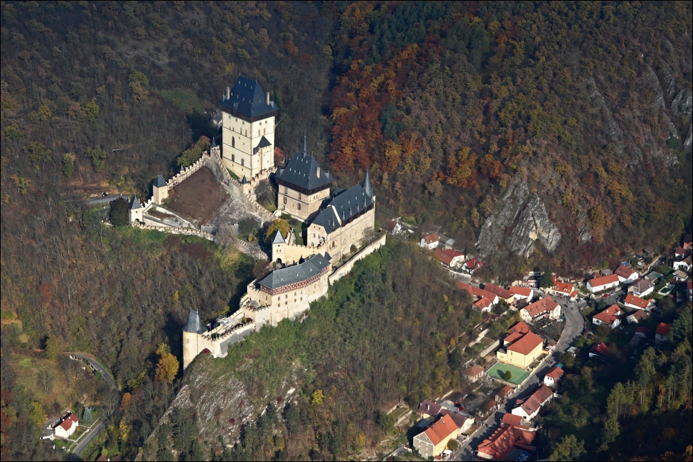 Při podzimním poletování jsme zastihli Karlštejn nasvícený trochou slunce prokukujícího mezi mraky. Stačilo si udržet hradní věž rovnoběžně s levou stranou hledáčku a konečné dorovnání v editoru už nebylo tak velkým problémem. S vesnicí je komponován diagonálně. Může se vám samozřejmě stát, že žádné hlídání rovnoběžnosti nepomůže. Jednou z možností je fotografovat objekt z větší dálky jako celek s krajinou a okolím. Čím blíže jsme, tím více se vše může kácet. Na to, aby se nám architektura nekácela, jsou speciální objektivy, ale ty asi bude vlastnit málokdo z vás.