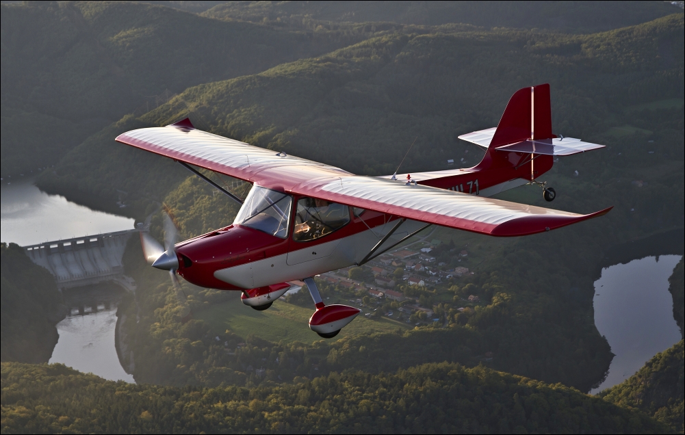 Se Stylusem nad Slapy. Ukázka toho, jak důležité je mít zkušené piloty, kteří zvládnou naletět do pěkné kompozice. Pro mě to byl naprosto fantastický adrenalin, když jsem s okem chvíli u hledáčku, chvíli upřeným na cílový prostor, křičel vzrušeně do sluchátek na svého dvorního pilota poslední korekce (což nebylo vcelku ani nutné, protože sedící těsně za mými zády zkušeným okem sám viděl, co je třeba) a pak už jsem jen mačkal spoušť a doufal.