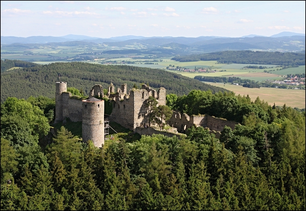 Obloha zabírající zhruba jednu třetinu i méně (lze dělit i do pětin) a zbytek je ponechán krajině s hradem, který je komponován k pomyslnému levému průsečíku. Zmínil jsem, že fotografie má mít pozadí a popředí. Zde je popředním samozřejmě hrad a pozadí vytváří horizont s horami. Fotografie tak působí prostorovějším dojmem. Létali jsme okolo Helfenburku.