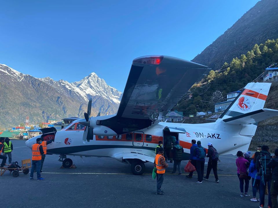 L 410 UVP-E20 během koronavirové krize na letišti Humde v Nepálu