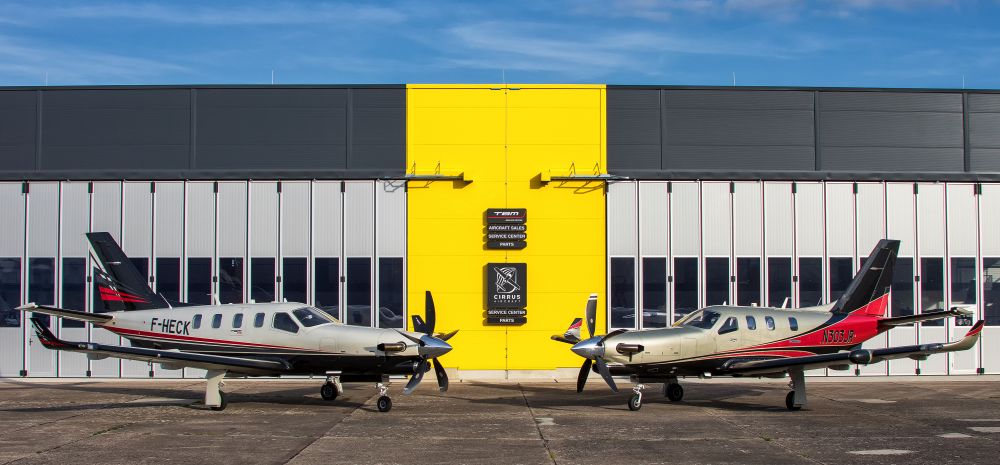 Socata TBM 940 před hangárem Hradecké letecké servisní na letišti v Hradci Králové