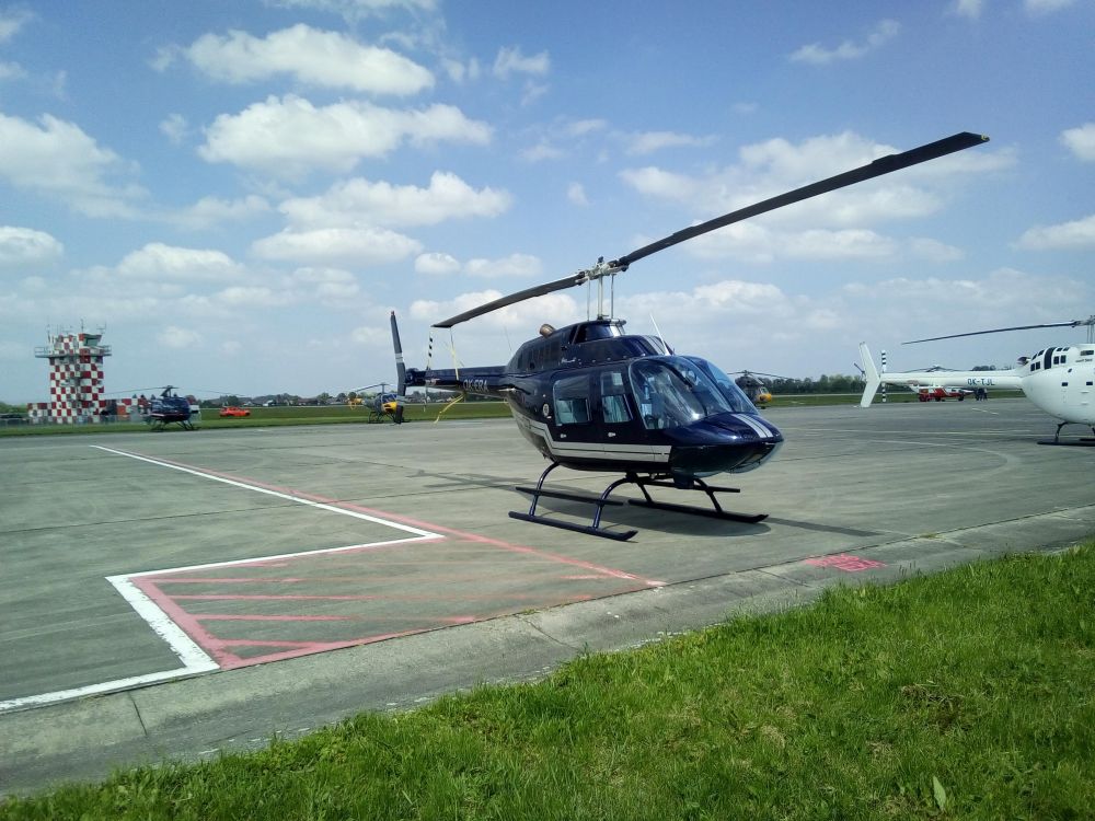 Bell 206 na letišti v Hradci Králové