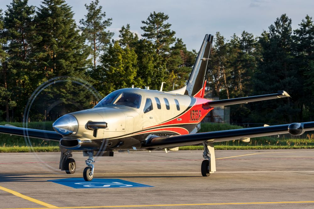 Socata TBM 940 hangár Hradecká Letecká Servisní na letišti v Hradci Králové