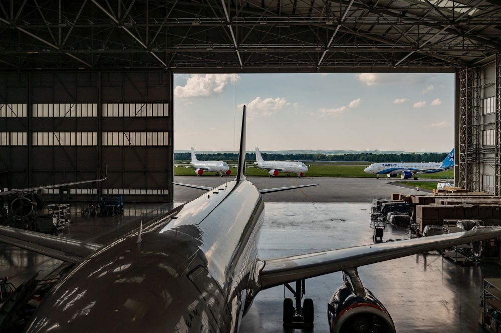 Pohled do hangáru leteckých opraven JOB AIR Technic