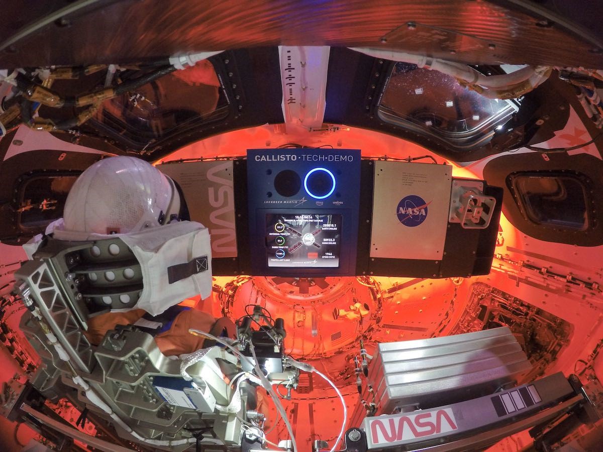 V kabině Orionu je zatím v pilotním křesle manekýn / Foto: NASA