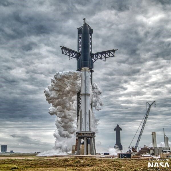 Starship na Super Heavy těsně před startem