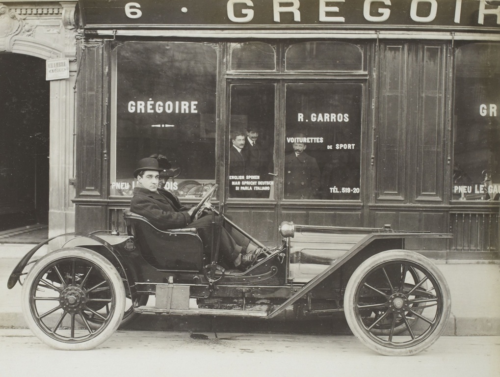 Garrosův obchod, ve kterém si bylo možné pořídit závodní automobil / Foto Collection Jules Beau