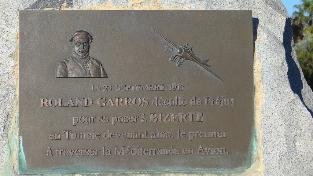 Pamětní deska ve francouzském městě Fréjus připomíná Garrosův přelet Středozemního moře / Foto Serge Ottaviani