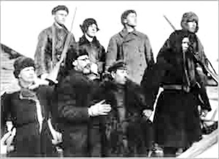 Kulikova výprava na snímku z r. 1927 (Kulik druhý zleva dole, Jankovskij vpravo nahoře)