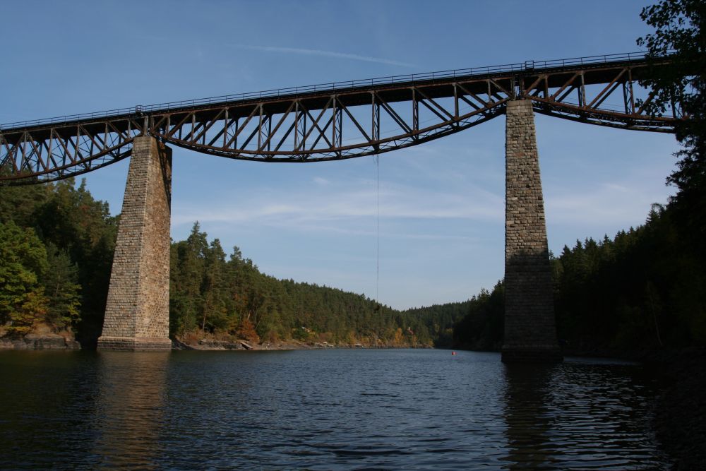 Pňovanský most nad vodní nádrží Hracholusky