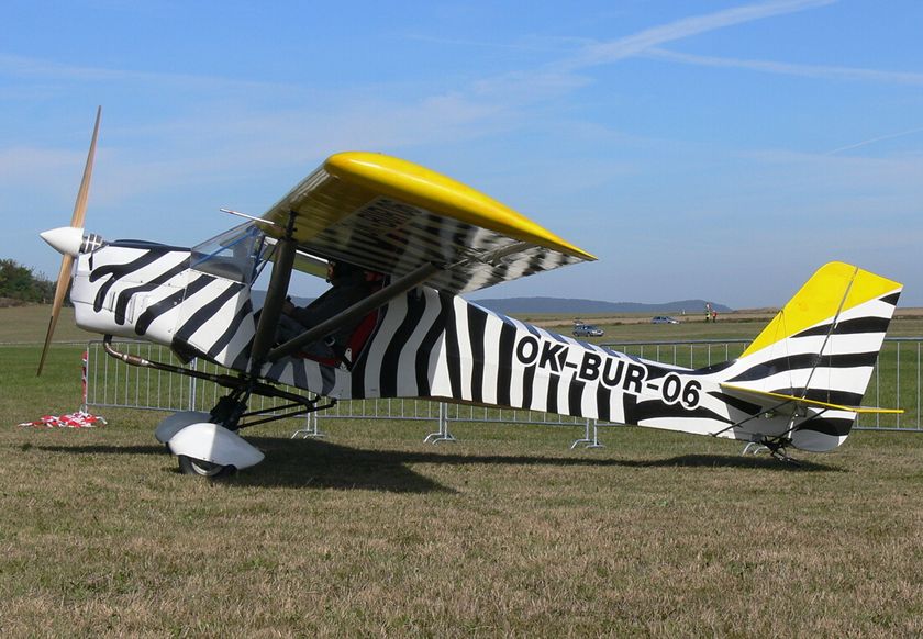 Již trochu upravený Yetti J-03 již s plochým ozubeným řemenem, motor Škoda Favorit 136 B v úpravě Sprint 75HP, větší vrtule. Zůstalo: barva, podvozek, směrovka, výchylky kormidel