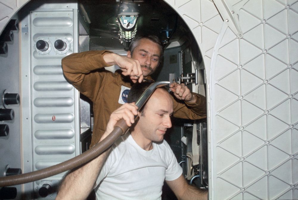 Kadeřnictví na Skylabu: Owen Garriott stříhá Al Beana