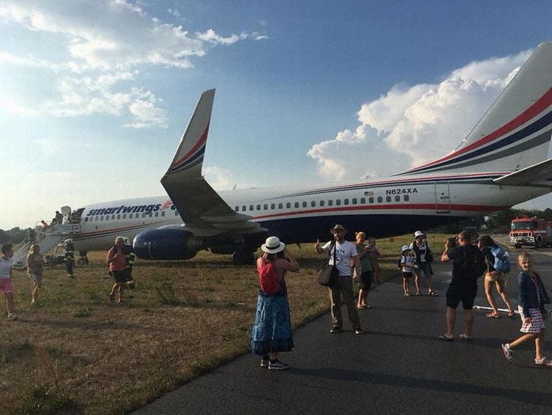 Boeing 737-800 po vyjetí z dráhy na letišti v Pardubicích