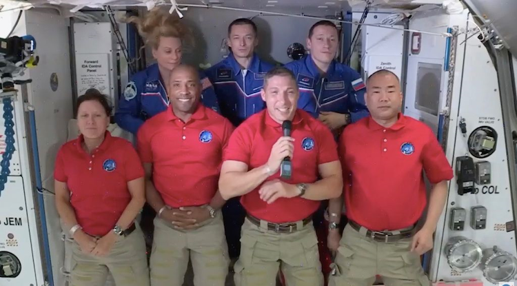Uvítání na ISS – v pozadí v modrém stávající posádka Kate Rubinsová, Sergej Ryžikov a Sergej Kuděm-Svěrčkov / Zdroj: NASA
